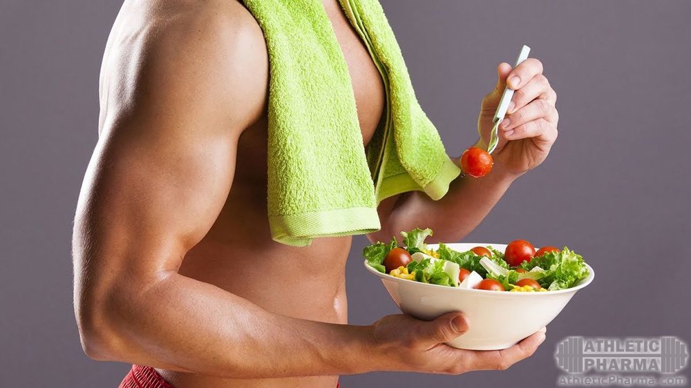 Мужчина на диете, ест салат